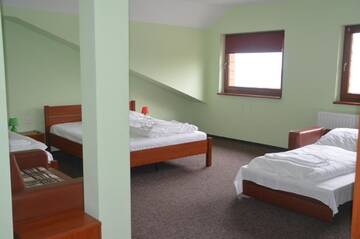 Фото номера Стандартный четырехместный номер Отель Hotel Tenis г. Chrząstowice 5