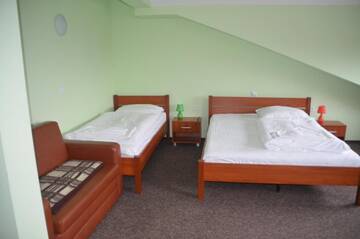 Фото номера Стандартный трехместный номер Отель Hotel Tenis г. Chrząstowice 5