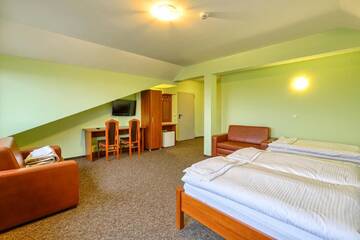 Фото номера Стандартный трехместный номер Отель Hotel Tenis г. Chrząstowice 4